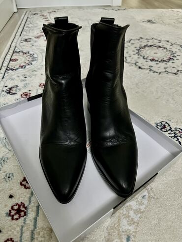 осенние кроссовки лининг: Осенняя кожаная обувь от Zara
Черный цвет
Размер 39