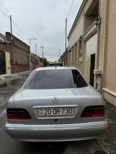 Mercedes-Benz: Mercedes-Benz E 320: 3.2 l | 2000 il Sedan