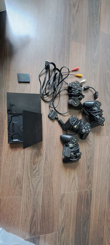 PS2 & PS1 (Sony PlayStation 2 & 1): Sony PlayStation 2 konsolu, ehtiyat hissələr üçün. Şəkildə gördüyünüz