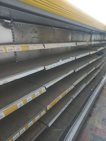 vitrin panel: Mağaza üçün sənaye tipli soyuducu vitrinin (refrigerated display case) — 1