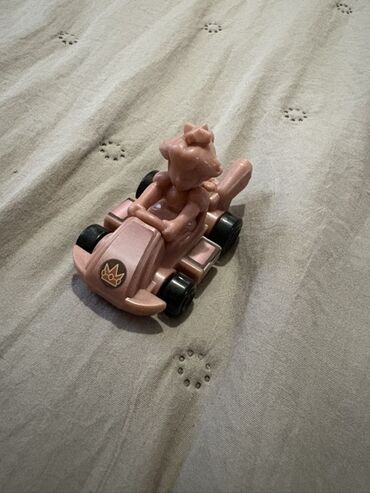 Oyuncaqlar: Uşaq oyuncaqları və fiqurlar dəsti Məzmun: - Kiçik plastik fiqurlar — 4