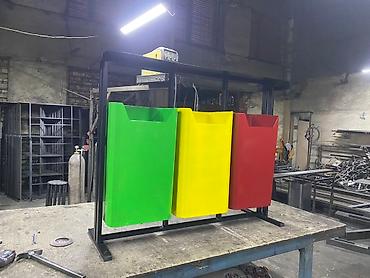 Мусорные урны: Уличная урна для мусора с деревянной отделкой в металлическом каркасе — 6