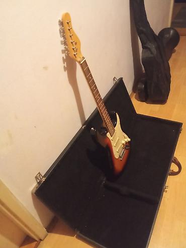 Gitare: Električna gitara tipa Stratocaster u sunburst finišu, sa belim — 8