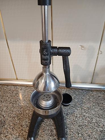 nar soku çəkən: Ağır, davamlı metal gövdəli peşəkar nar və portağal sıxan aparat. Tam — 1