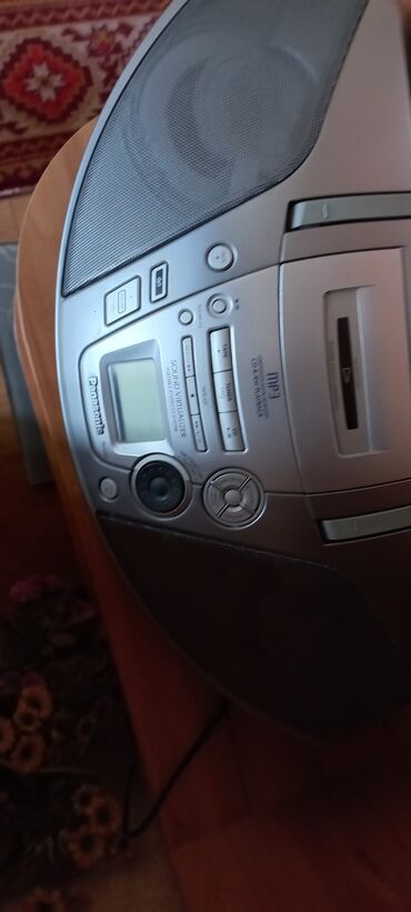 musiqi mərkəzi: Panasonic istehsalı olan gümüşü rəngli, yığcam musiqi mərkəzi. MP3