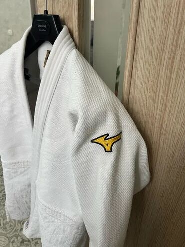 купить перчатки для футбола: Кимоно для дзюдо Mizuno кимоно, дзюдоги). - Цвет: белый - Ткань