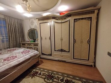 qatlanan carpayı: Normal vəziyətdə yataq otağı çarpayısı və paltar dolabı