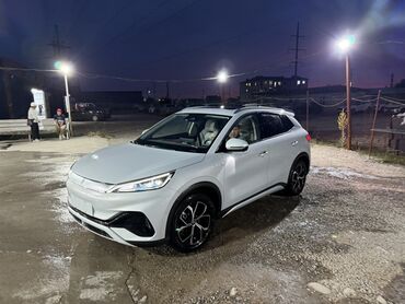 byd кроссовер электро: Белый кроссовер BYD yuan plus3 с панорамной крышей. Электромобиль