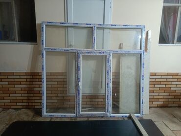 Plastik pəncərələr: Bu PVC pəncərə çərçivəsi şüşə panellərlə təchiz edilmişdir və evlərdə