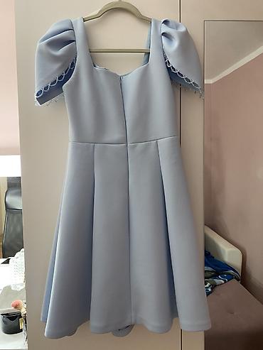 crni na: Elegantna mini/midi haljina u svetloplavoj boji, od čvršćeg, glatkog — 1