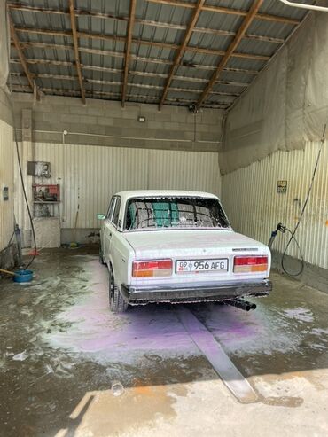 авто набор: Классический заднеприводный седан ВАЗ-2107 белого цвета, известный