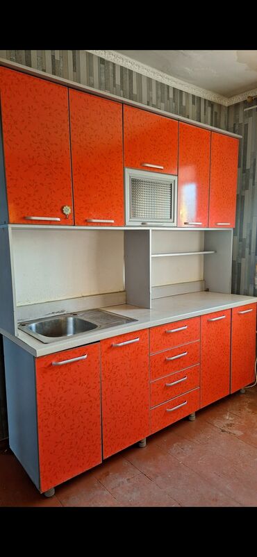 профили для кухонной мебели: Кухонный гарнитур, цвет - Красный, Б/у