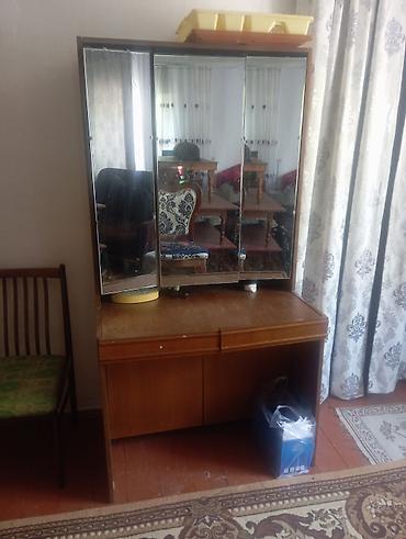 тумбо: Прикроватная тумба, Б/у, С зеркалом, цвет - Бежевый, Дерево, Самовывоз — 2