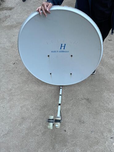 televizorlar gəncə: Azərbaycanda istehsal olunmuş, dairəvi formalı, ağ rəngli peyk