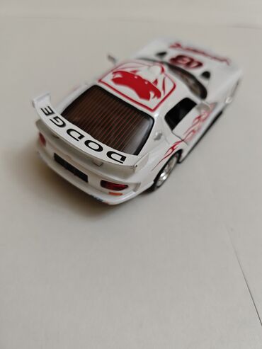 Avtomobil modelləri: Ağ rəngli diecast "Dodge Viper" modeli, qırmızı ilan emblemi və — 2