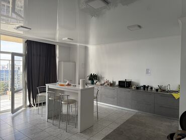 Офисы: Сдаю Офис, 157 м², В жилом комплексе, С видом на горы, С оборудованием, С отдельной кухней — 4