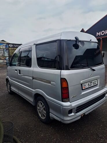 купить авто в кредит без первоначального взноса: Серебристый минивэн Daihatsu с удлиненным кузовом, идеально подходящий