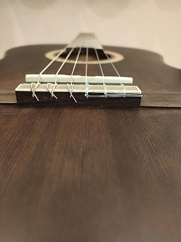 Gitaralar: Klassik gitara Model:VC404 HSB Simlərin sayı: 6 Üst:Sitka Spruce — 2