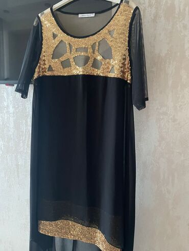 Dəstlər, kostyumlar: Brend: SABRA Ölçü: 40-46-48 Məhsul təsviri: - 2 parçadan ibarət dəst — 3