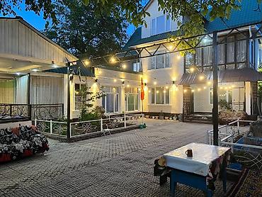 Долгосрочная аренда домов: 300 м², 6 комнат — 1