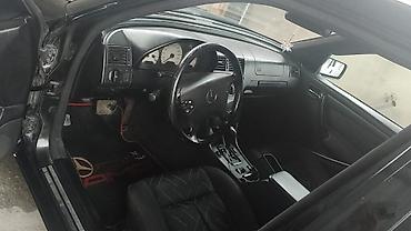 e class mercedes: Mercedes-Benz sedan, qara rəng. Avtomatik transmissiya, çoxfunksiyalı — 4