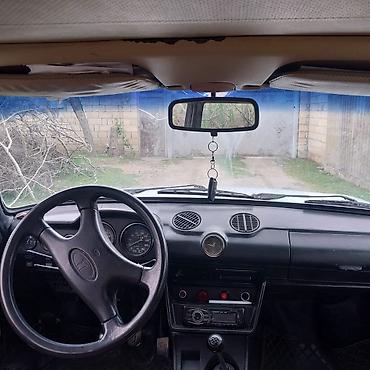 2106 buferi: VAZ 2106, ağ rəngli sedan - Kuzov: 4 qapılı, klassik “altılıq” — 4
