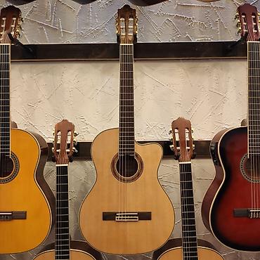 Gitaralar: Klassik gitara Smiger:CG220 Üst: Şam ağacı İstehsalçı:Çin Çanta — 1