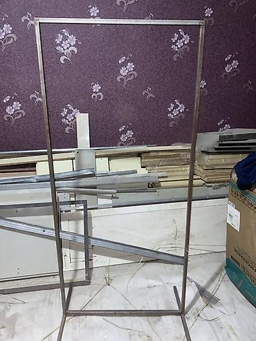Уход и хранение одежды: Металлическая напольная вешалка-стойка - Конструкция из профильной — 1