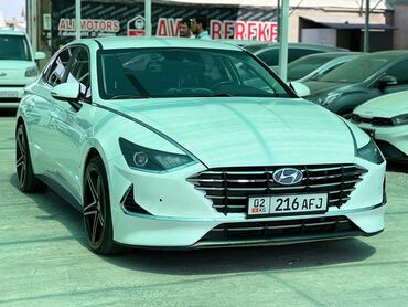 Hyundai: Белый седан Hyundai Sonata с современным дизайном кузова. Автомобиль — 6