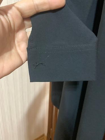 uzun bot: Ön tərəfi düyməli, uzun qollu qara rəngli qadın tunikası. Tunikanın ön — 3