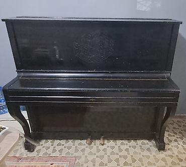 akustik gitara simi: Upright pianino – klassik qara korpuslu, taxta ayaqlı model. - 88 — 2