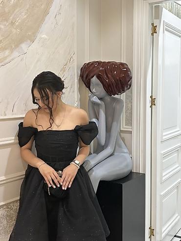kana korsa: Qara qısa kokteyl donu - Dizayn: Açıq çiyinli, bardot stili; romantik — 7