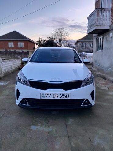 Kia: Kia Cerato (yeni loqolu), ağ rəng, sedan. Xüsusiyyətlər: - Güclü və — 1