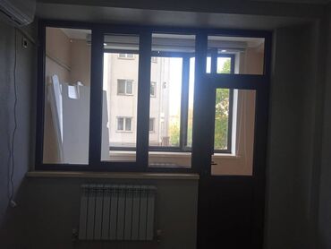 дверь и окно: Балконный блок ПВХ с дверью и окнами - Комплектация: пластиковая