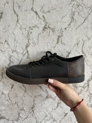 krasofkalar kisi: Louis Vuitton orjinal ayaggabi,yeni kimidir,1 defe geyinilib Qara