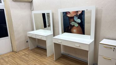 стол барная стойка: Б/у, Стол для макияжа, С зеркалом