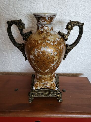 Ostali kućni dekor: Vaza nova iz 50ih god. porcelan,neka vrsta legure. rucni rad — 1