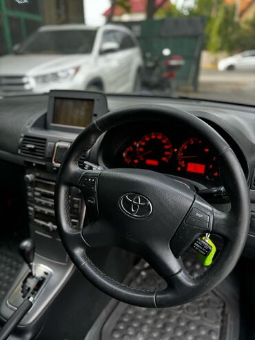 алмашам машина: Универсал Toyota Avensis черного цвета. Салон обтянут черной кожей