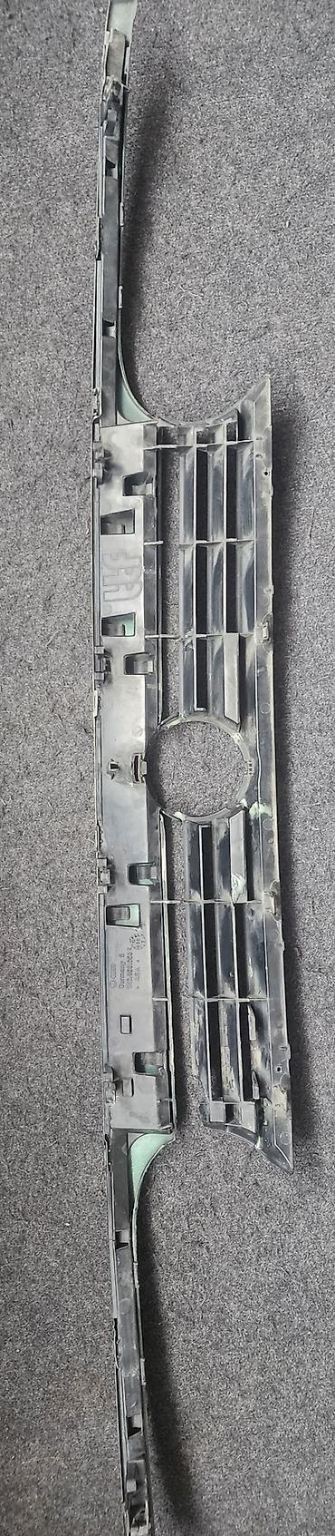 треснут: Решетка радиатора Volkswagen 1996 г., Б/у, Оригинал — 2