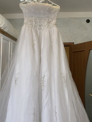 Toy paltarları: Ağ gəlinlik – straplez, A-kəsimli, uzun quyruqlu model. - Üst hissə — 3