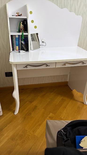 kunc kabinet: Ağ rəngli qız otağı üçün mebel dəsti Dəst tərkibi: - Sürgülü qapılı — 1