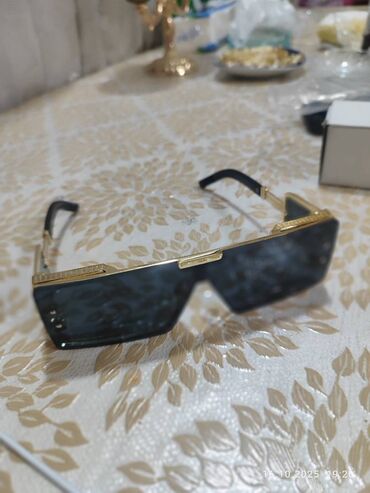 Eynəklər: Eynəklər 3 ceşit qalıb
Yalnız əlaqə saxlanilsin — 2