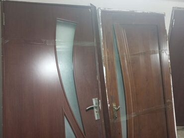 Otaq qapıları: Qapilar. 2 ededdi. Olcu cerciveyle birge 90x2. Qiymət 1 ededi 40 azn