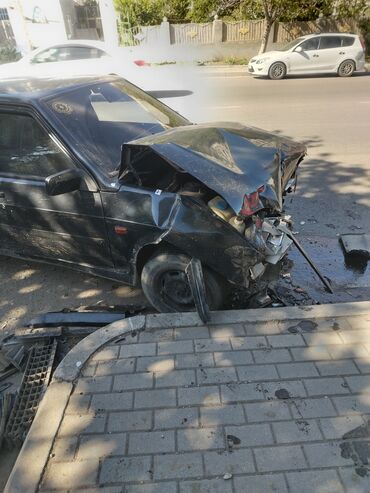 çeşqa maşın: LADA sedan, qara rəng, 4 qapılı. Avtomobil ön hissədən zədələnib