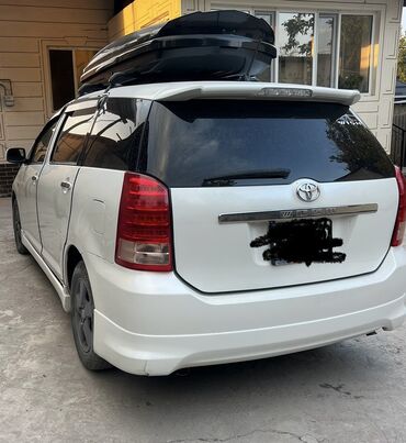 купить бу бокс на крышу автомобиля: Универсал Toyota Wish белого цвета, оснащенный черным багажным боксом