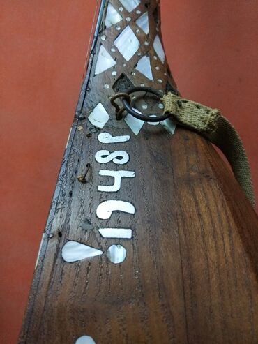 Saz: Saz. Qədimi. 1948 -ci il. Əl işi. Üstü təbii sədəflə işlənib. Bəzi — 3