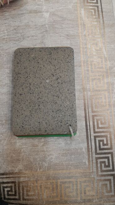 Süni güllər: Müxtəlif rənglərdə və teksturalarda mövcud olan döşəmə nümunələrinin — 10