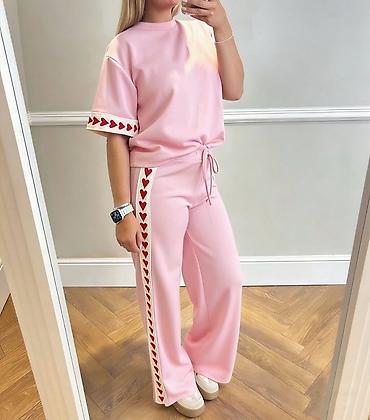 Gornji i donji deo: ✅ ženski komplet – majica i široke pantalone
✅3300 din — 4