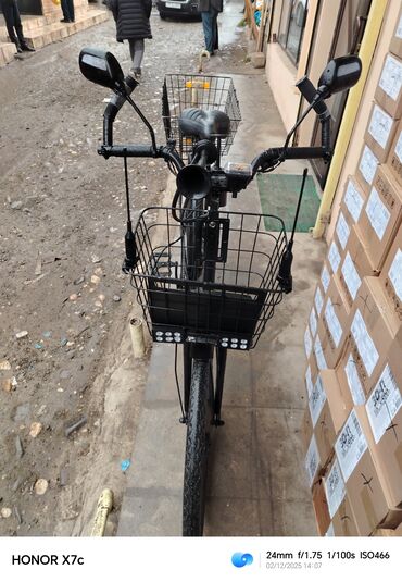 Şəhər velosipedləri: Velosiped satılır 28 lik. Qabaq işığlar işləkdir. Qabaqda və — 5