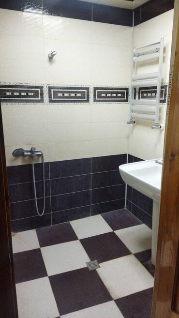 Uzunmüddətli kirayə mənzillər: Kirovda 5 mertebeli binanın 3-cu mərtəbəsində yerləşən ümumi sahəsi — 7